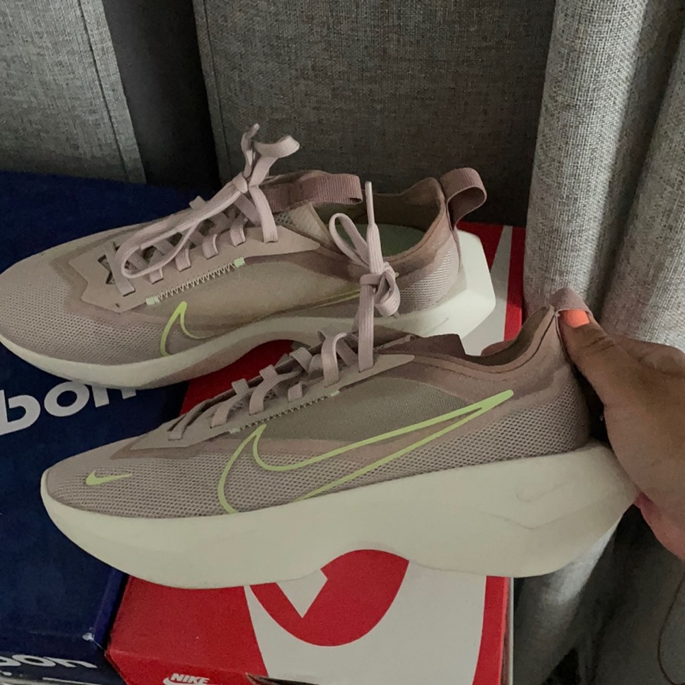 NIKE Vista Lite Fossil Stone Athletic Sneaker